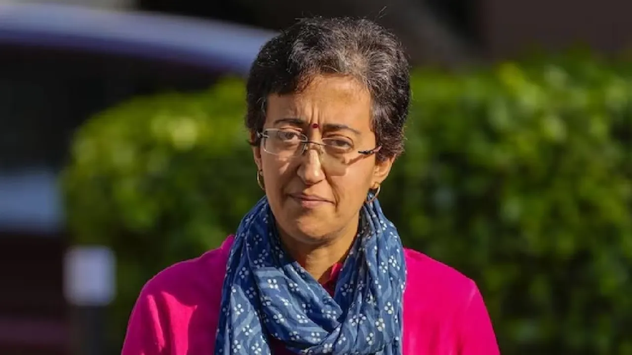 बाद में उन्होंने आम आदमी पार्टी से अपने राजनीतिक जीवन की शुरुआत की। आतिशी फिलहाल दिल्ली के कालकाजी विधानसभा क्षेत्र से विधायक हैं। उनके पास दिल्ली सरकार के शिक्षा विभाग के साथ-साथ पीडब्ल्यूडी, संस्कृति और पर्यटन मंत्री के रूप में काम कर रही हैं।  