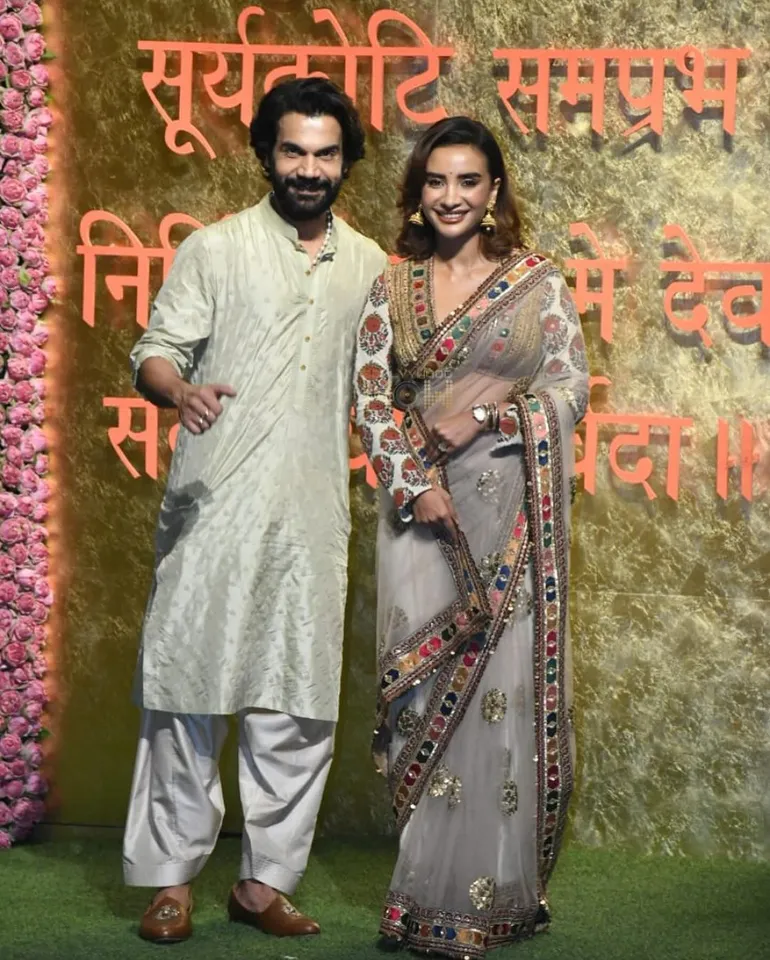 मुकेश अंबानी के गणेश उत्सव में सिद्धार्थ मल्होत्रा और उनकी पत्नी कियारा आडवाणी नजर आईं।