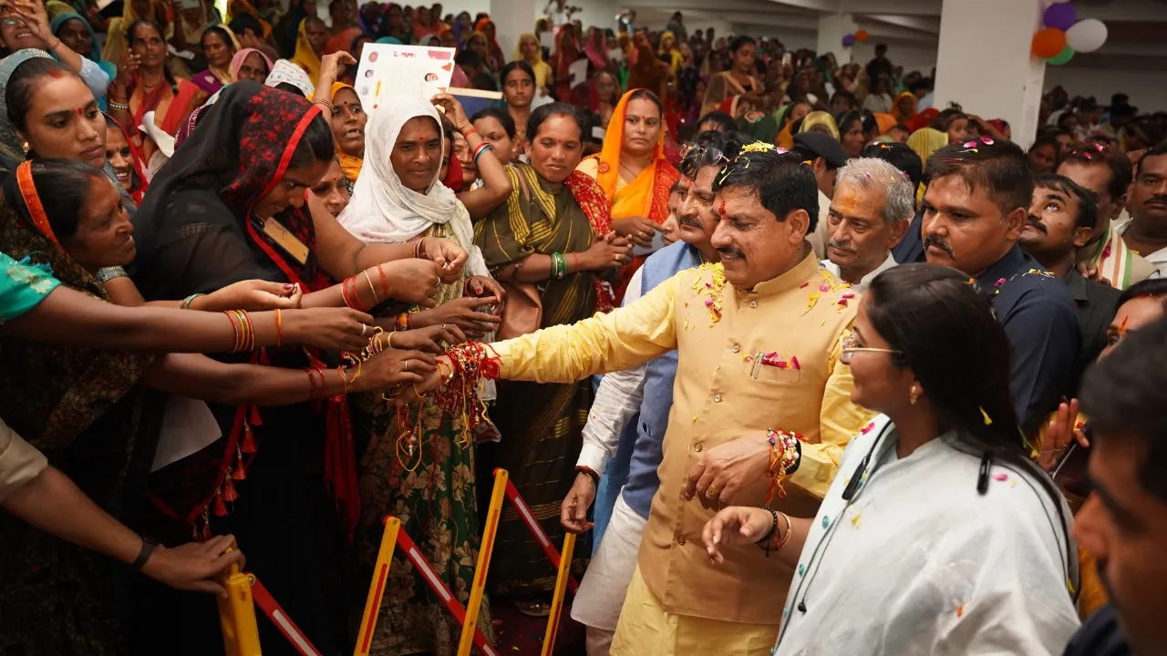 चित्रकूट में रक्षाबंधन उत्सव कार्यक्रम में लाड़ली बहनों ने सीएम मोहन यादव को राखी बांधी।
