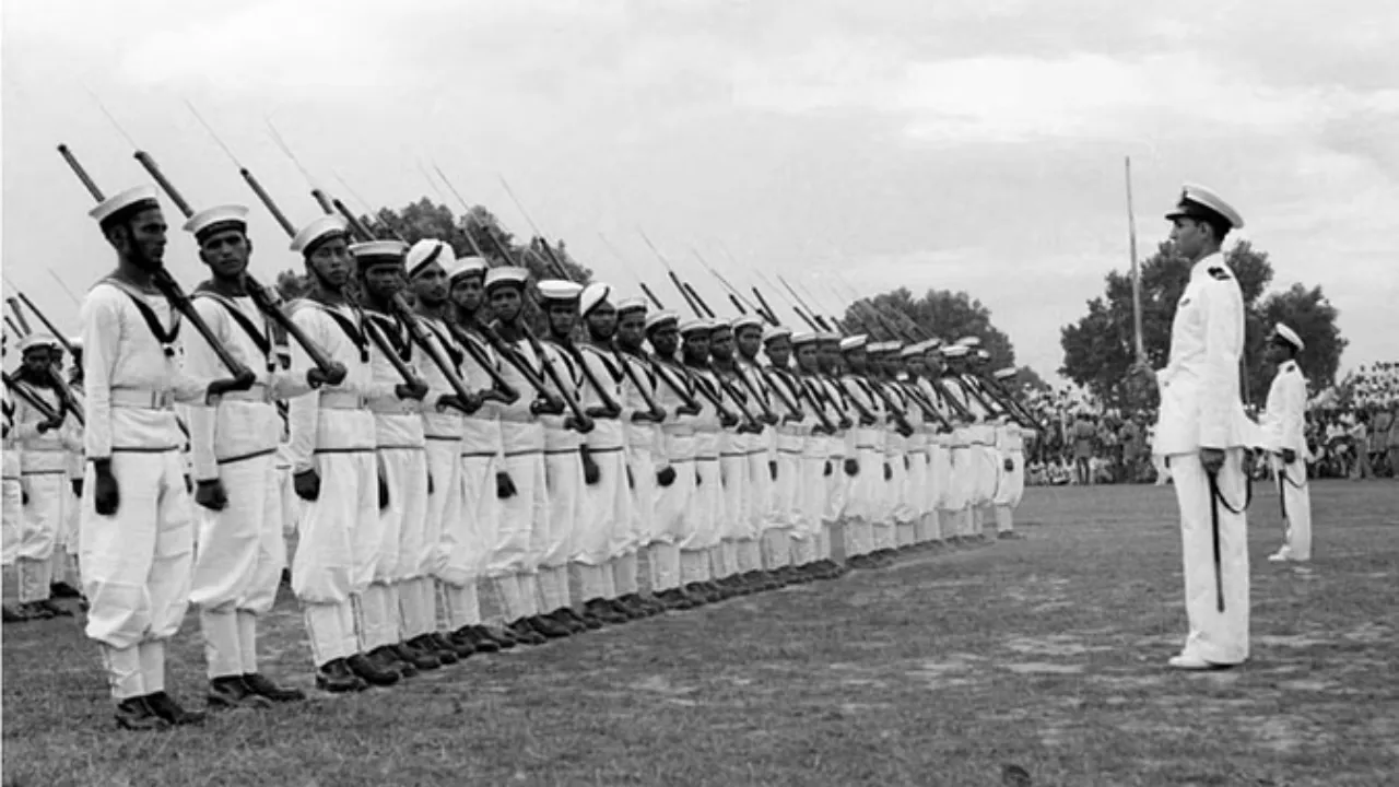 15 अगस्त 1947 को स्वतंत्रता दिवस समारोह के दौरान इंडिया गेट, नई दिल्ली पर खड़ी रॉयल इंडियन नेवी की एक टुकड़ी।
