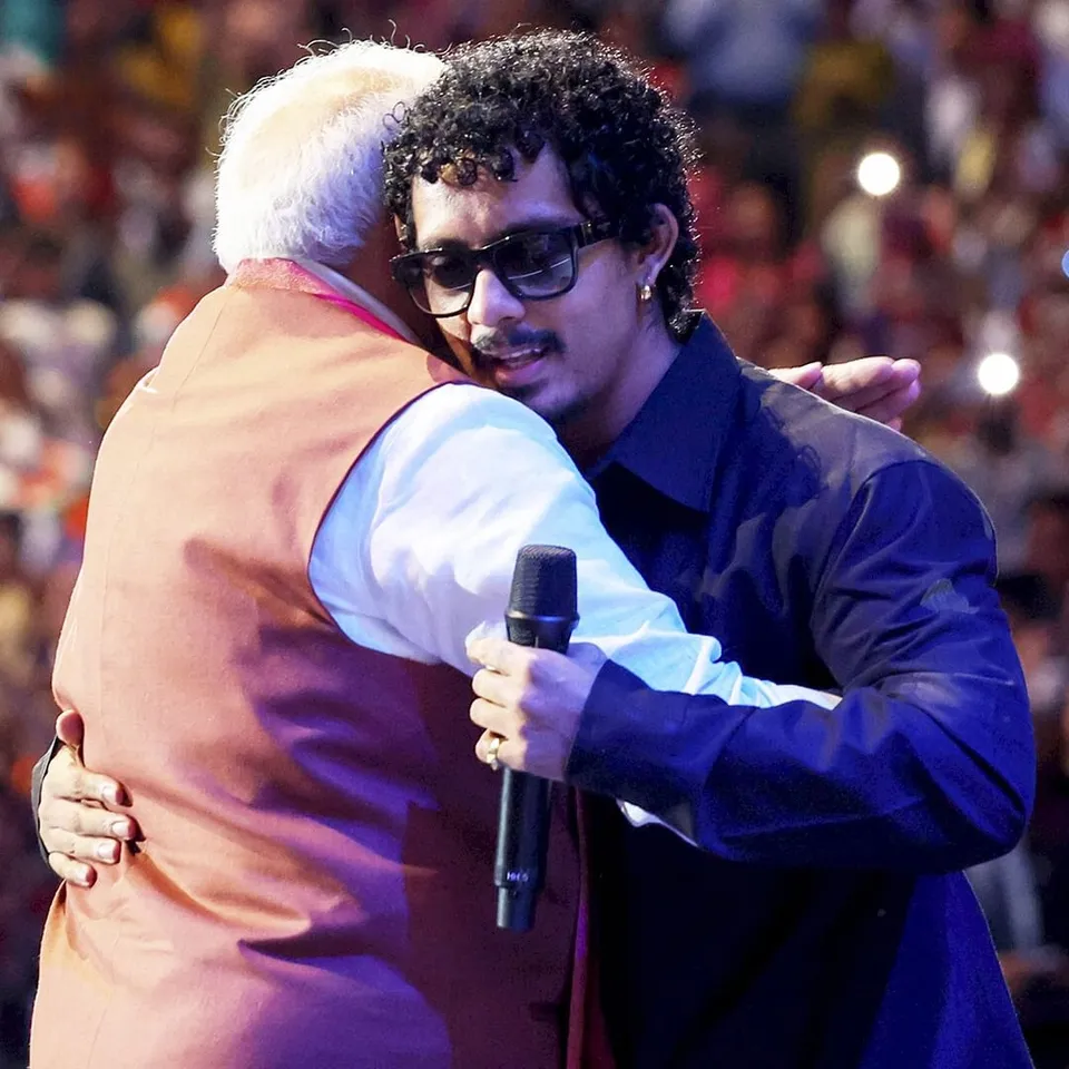 प्रधानमंत्री मोदी न्यूयॉर्क में रैपर हनुमानकाइंड के साथ गले लगाकर आभार और प्रशंसा व्यक्त करते हुए।