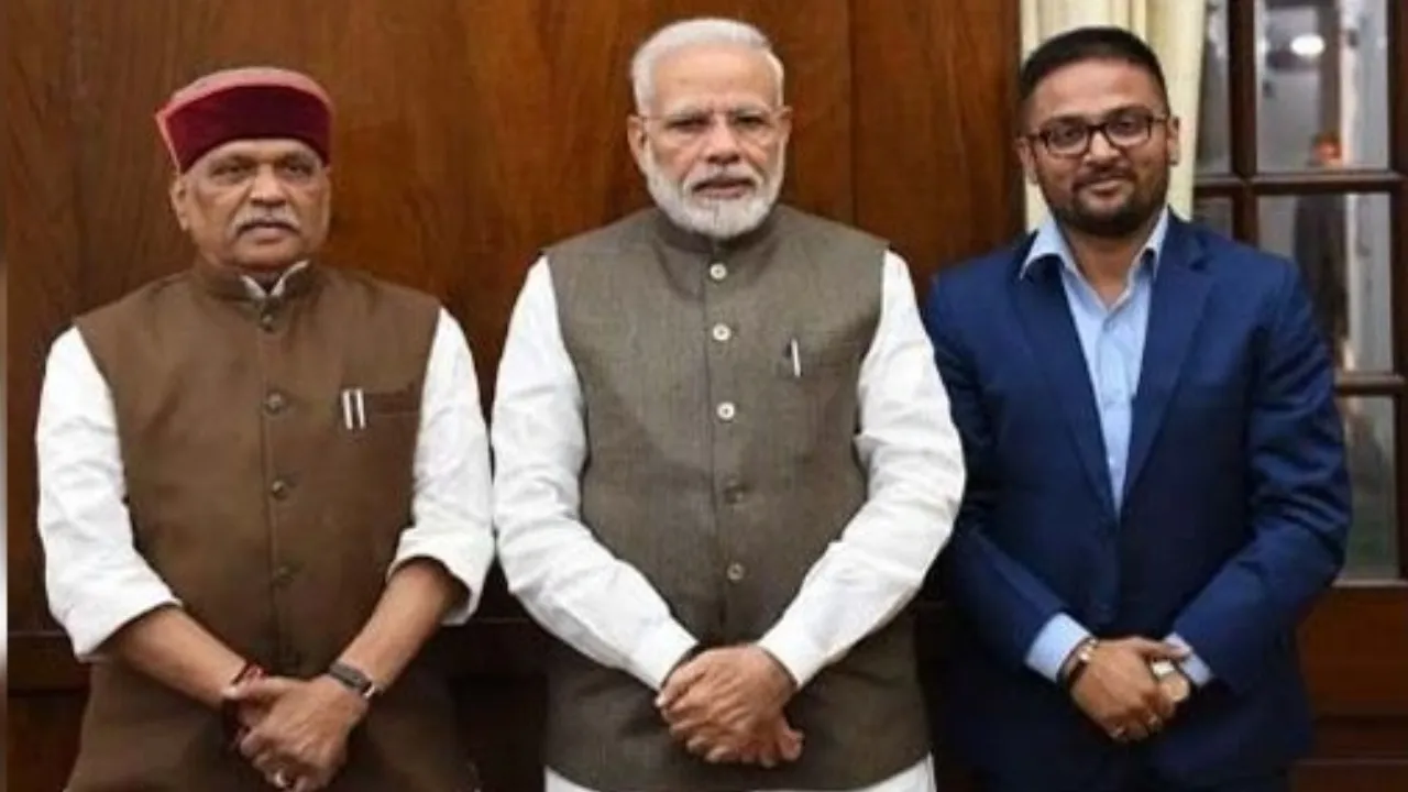 प्रधानमंत्री नरेंद्र मोदी के साथ प्रभात झा और उनके बेटे तुष्मुल झा