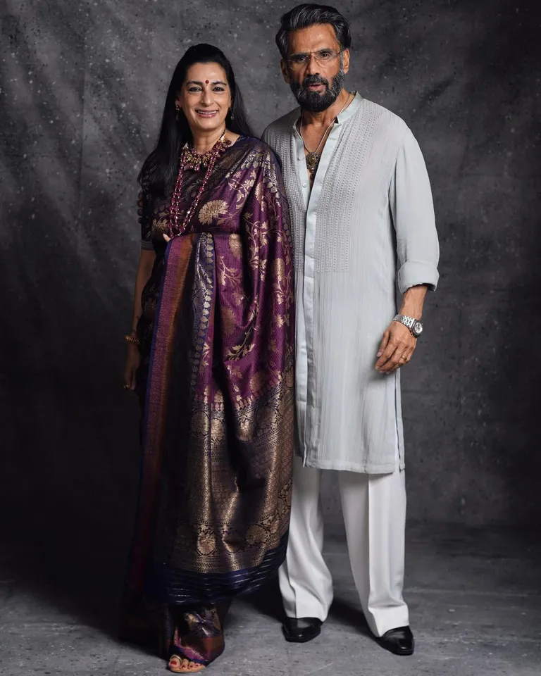 सुनील शेट्टी ने माना शेट्टी की पहली बार मुंबई में नेपियन सी रोड पर स्थित एक पेस्ट्री शॉप में देखा था, जहां वो अक्सर अपने दोस्तों से मिलने शाम में जाया करते थे।  