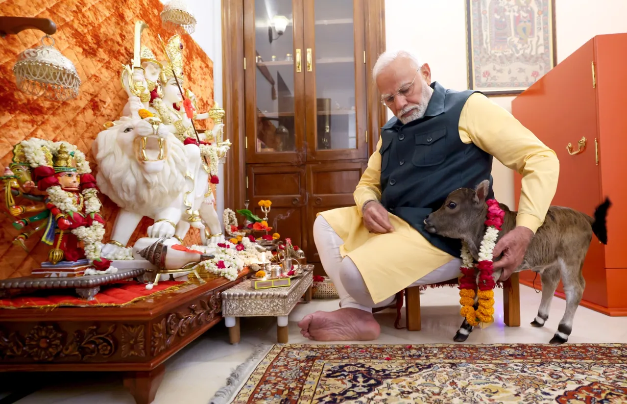 पीएम मोदी बड़े प्यार से गाय को दुलार रहे हैं। इसी के साथ प्रधानमंत्री ने बताया कि इस नव वत्सा का नाम उन्होंने 'दीपज्योति' रखा है। 