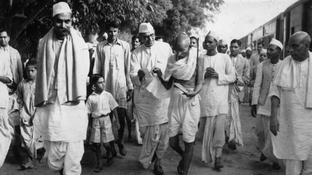 महात्‍मा गांधी जी भारत में सत्‍याग्रह का पहला सफल प्रयोग किसानों के आंदोलन में ही किया था. ये वो आंदोलन था, जिसके दौरान गांधी जी पर मुकदमा भी दर्ज क‍िया गया, ये आंदोलन बहुत सफल रहा था।