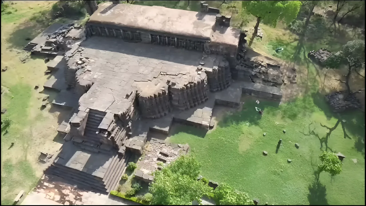 यहां पर भी साल में सिर्फ एक बार नाग पंचमी पर हिंदुओं को बंद ताले में पूजन की परमिशन दी जाती है। 