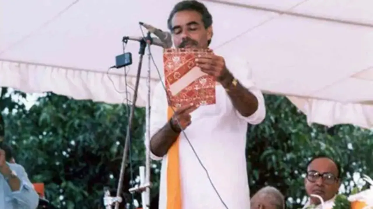 नरेंद्र मोदी फरवरी 1987 में भाजपा की गुजरात इकाई के संगठन सचिव बनाए गए। यह तस्‍वीर उसी कार्यक्रम की है।