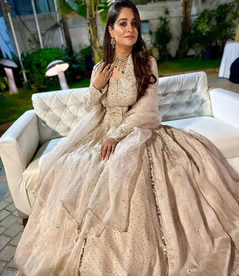 जिसके 39 लाख सब्सक्राइबर हैं। एक रिपोर्ट के मुताबिक दीपिका यूट्यूब चैनल से एक महीने में करीब 7.3 लाख रुपए कमाती हैं।