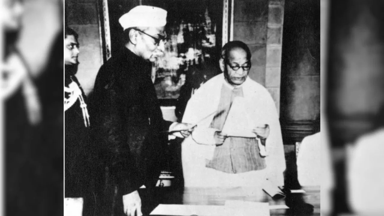 15 अगस्त 1947 को राष्ट्रपति डॉ. राजेंद्र प्रसाद,  सरदार वल्लभभाई पटेल को भारत के उप प्रधान मंत्री के रूप में शपथ दिलाते हुए.  