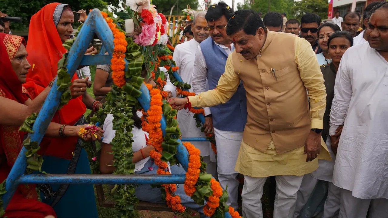 रक्षाबंधन उत्सव कार्यक्रम में सीएम ने लाड़ली बेटियों से बात भी की।