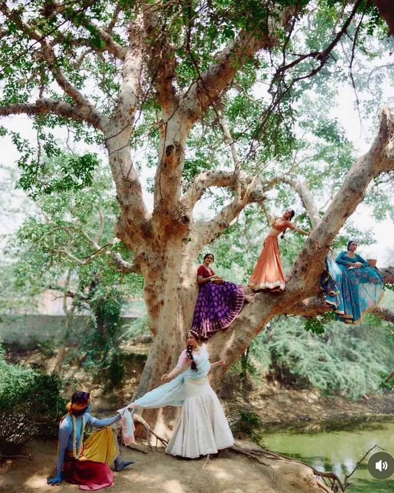 तमन्ना ने अपने इंस्टाग्राम पर कई सारी तस्वीरें और वीडियो शेयर की हैं। फोटो में एक्ट्रेस कृष्ण बने शख्स संग रास रचाते हुए नजर आ रही हैं।