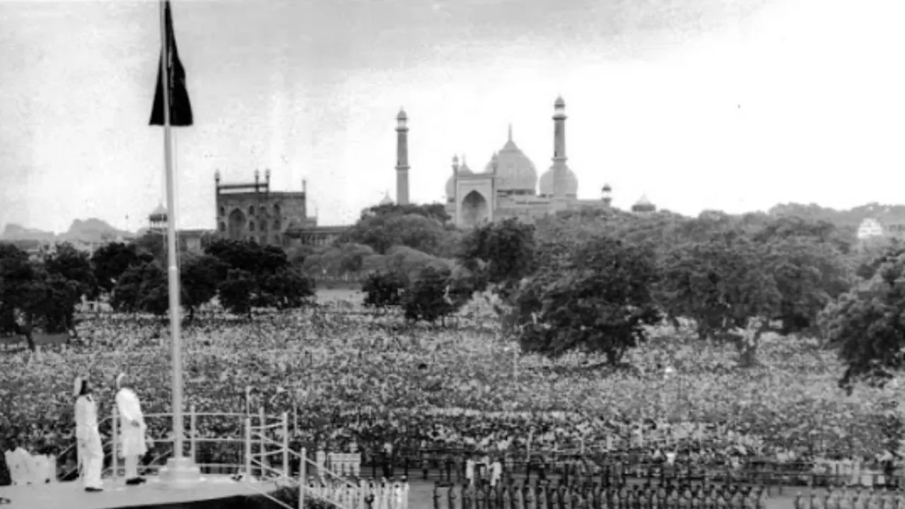 16 अगस्त 1947 को जवाहरलाल नेहरू द्वारा दिल्ली लाल किले पर राष्ट्रीय ध्वज फहराया गया।