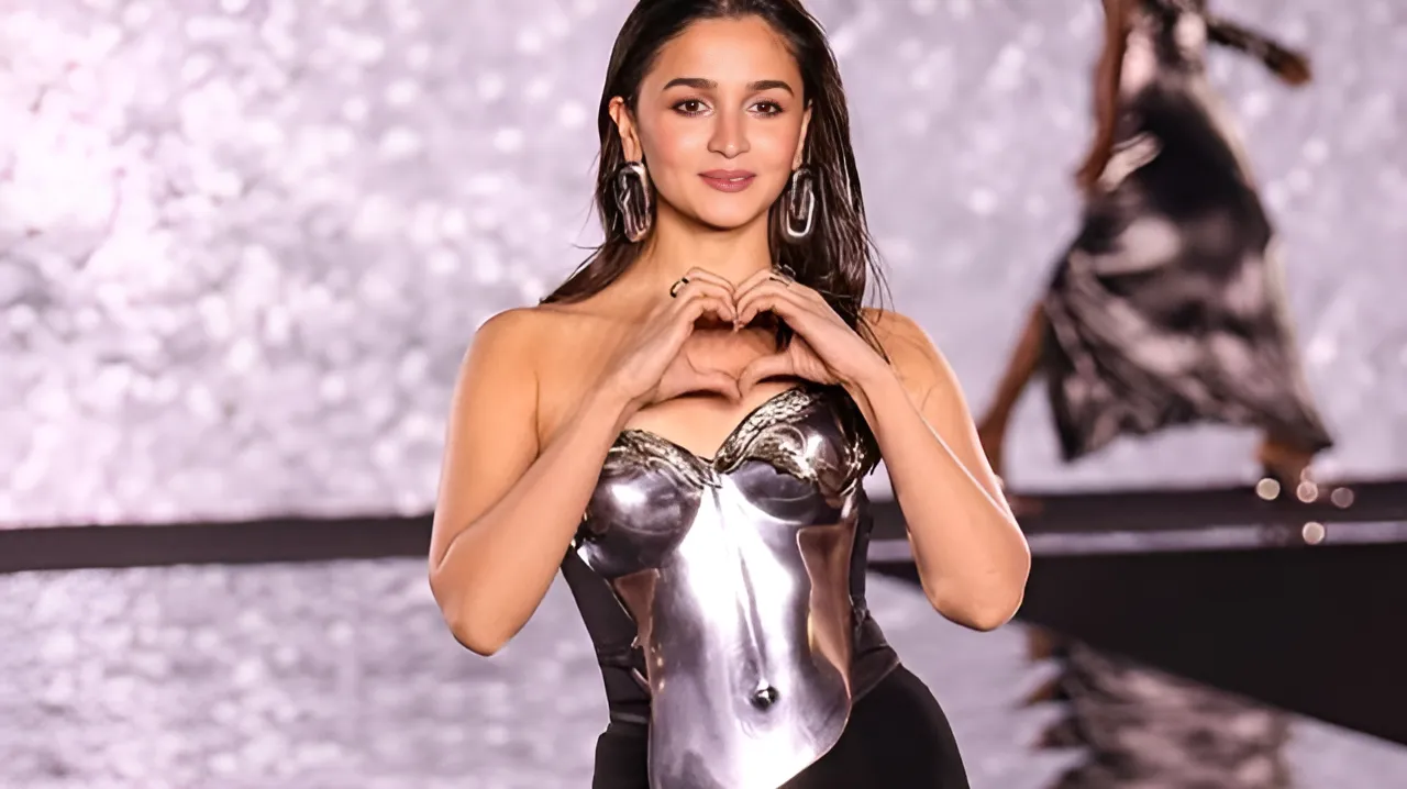 आलिया भट्ट ने बड़े ही कातिलाना अंदाज में पैरिस फैशन वीक में एंट्री की है। आलिया भट्ट का हेयरस्टाइल लोगों को काफी पसंद आ रहा है।