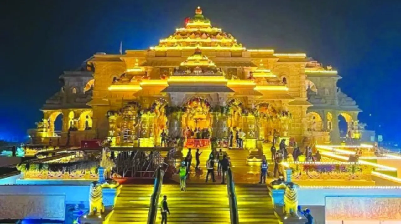 तस्वीरों में देखें रामलला की पहली झलक, पीतांबर शृंगार के साथ अद्भुत लग रहे हैं राम