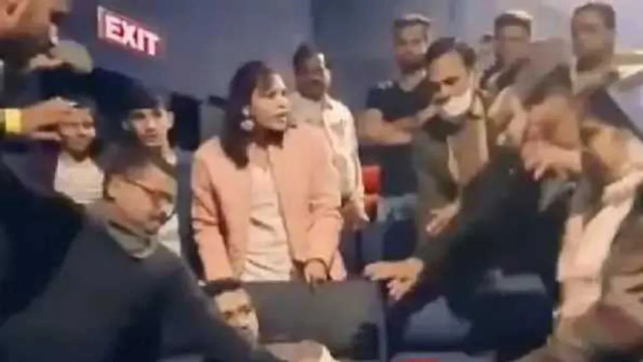 भोपाल में लड़के की धुनाई: रोमांटिक सीन पर लड़की को छेड़ा, दर्शकों ने थियेटर में जमकर कूटा