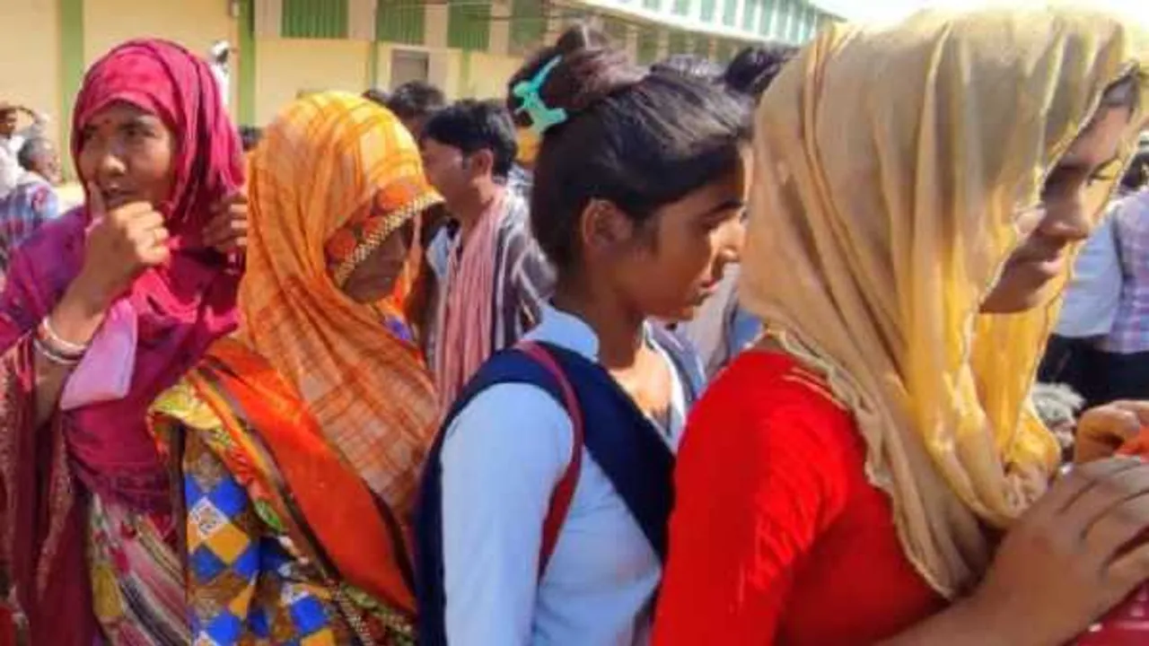 संकट: खाद के लिए ऐसी मशक्कत कि पढ़ाई छोड़कर घंटों लाइन में लगने को मजबूर लड़कियां
