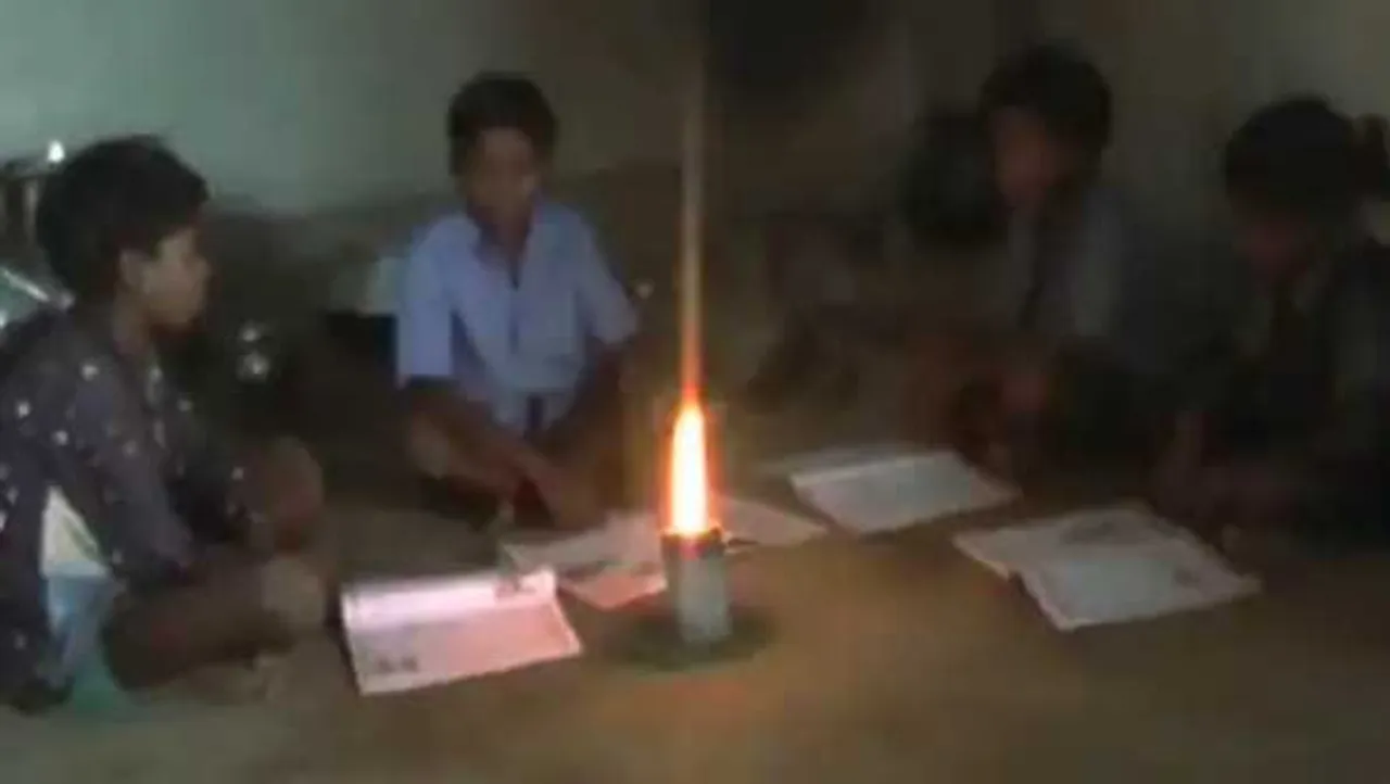 MP में लौटा लालटेन युग: 20 जिलों के 2.31 लाख घरों में बिजली नहीं, अंधेरे में लोग