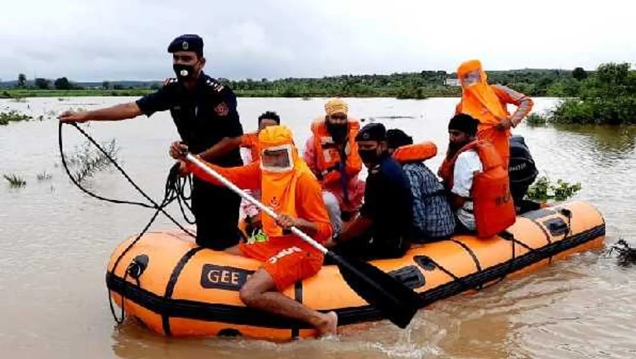 बाढ़ से अब भी लोग बेहाल: कई ट्रेनें प्रभावित, रेस्क्यू में जुटीं एयरफोर्स-NDRF की टीमें
