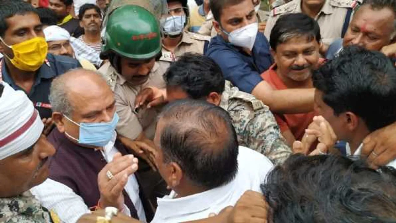 श्योपुर में नरेंद्र सिंह तोमर का घेराव: गुस्साई भीड़ ने मंत्री की कार पर फेंका कीचड़

