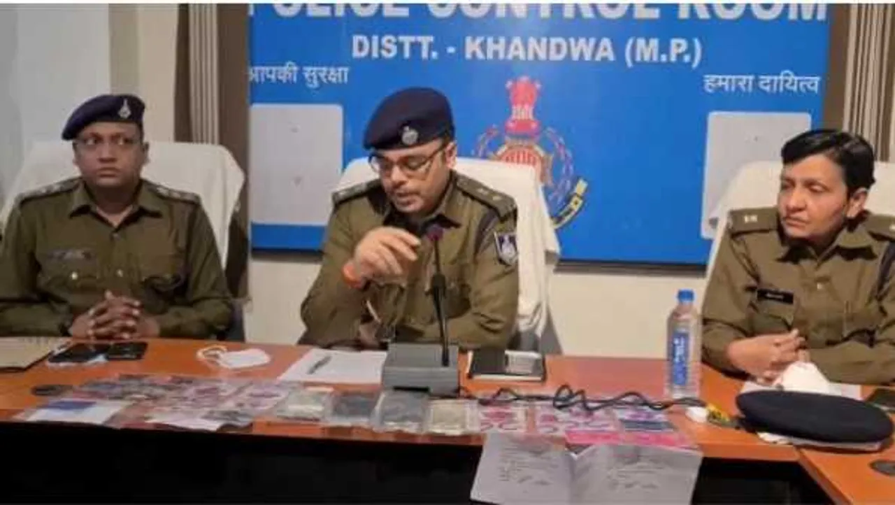 MP में ATM फ्रॉड गिरोह: 2 आरोपियों से 31 कार्ड जब्त, इन ट्रिक्स से करते थे लाखों की ठगी
