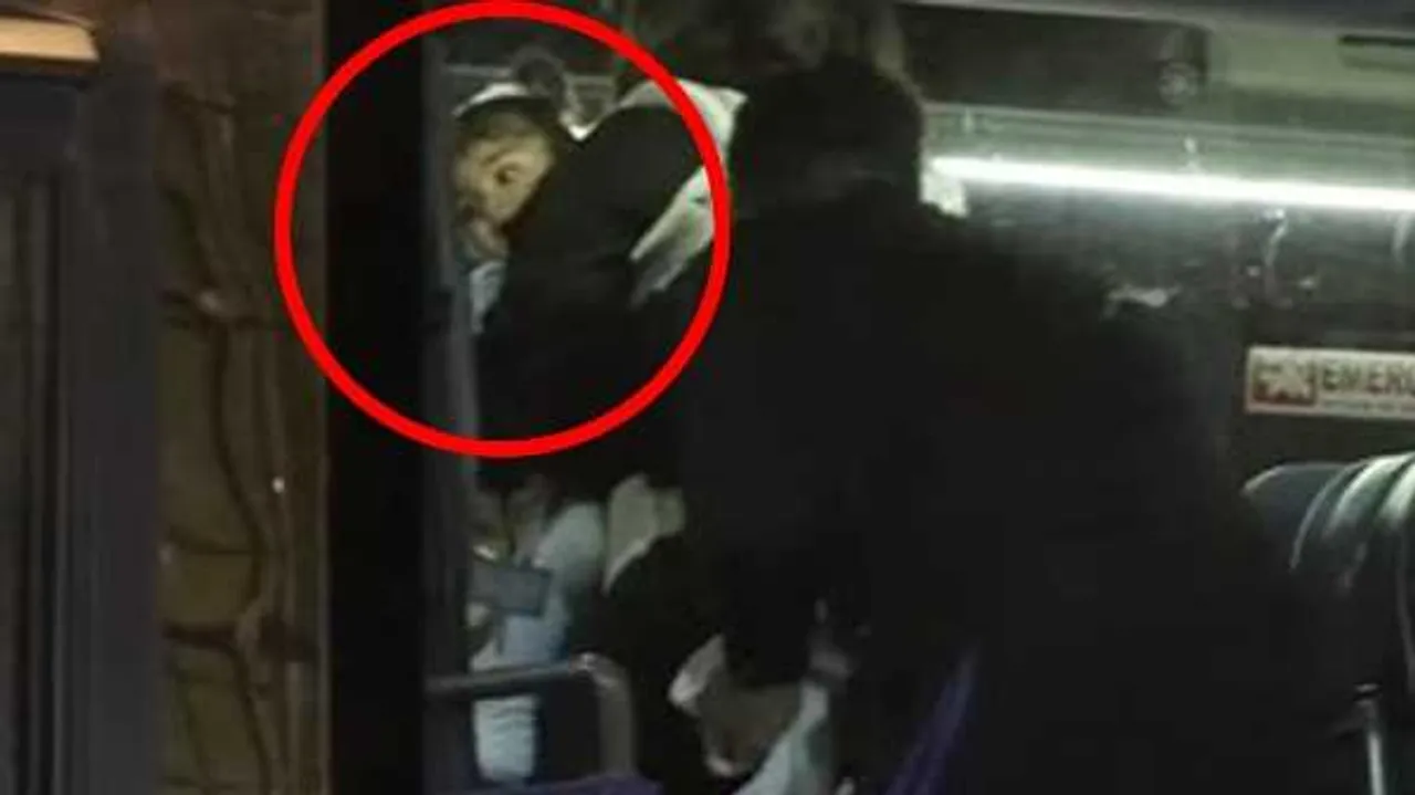 Vamika First Pic: विराट-अनुष्का की बेटी का पहली बार दिखा चेहरा, पापा बोलते रहे- फोटो मत लेना 