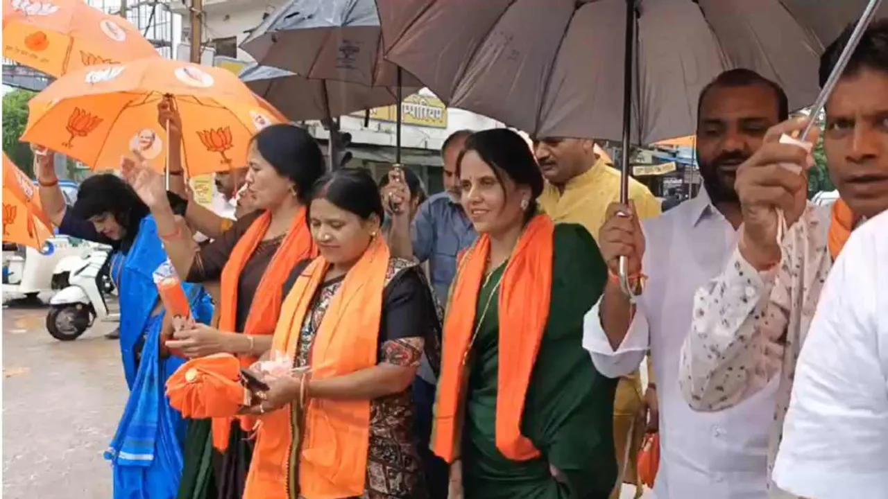 रायपुर में खराब सड़कों को लेकर बीजेपी पार्षद दल ने खोला मोर्चा, मीनल चौबे बोलीं- महापौर के उपर से विश्वास खत्म