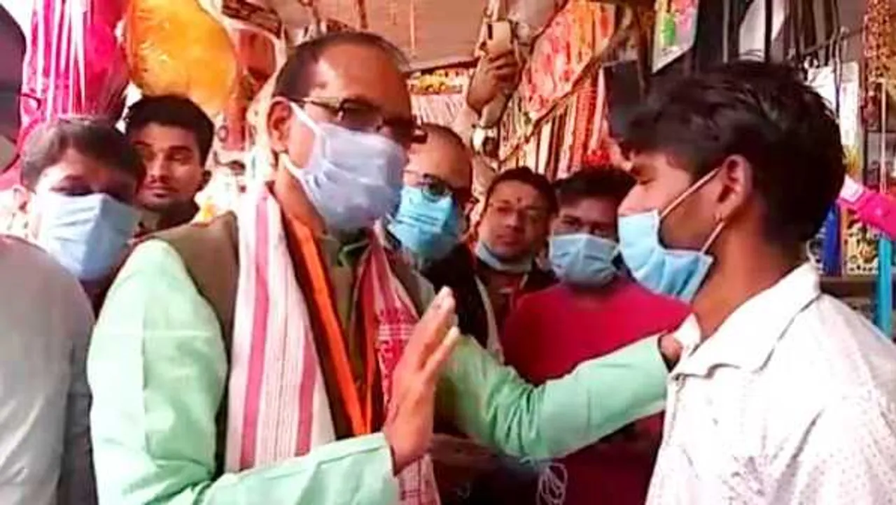 कोरोना के लिए ‘रोको-टोको’: CM ने सलकनपुर में वैक्सीनेशन के बारे में पूछा, मास्क बांटे
