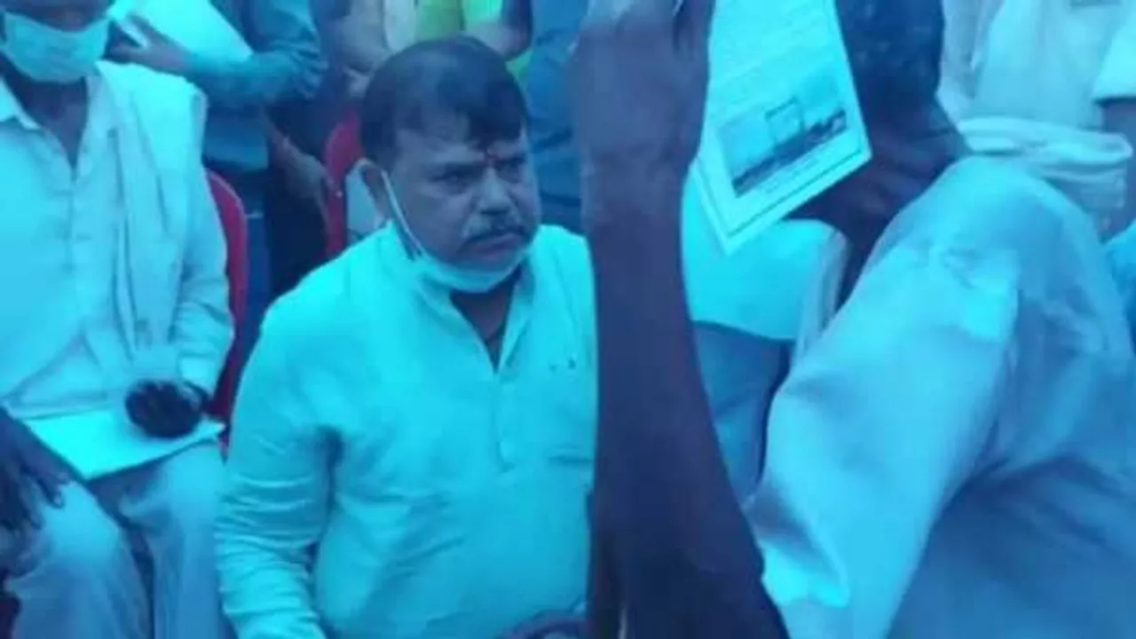 MP: कर्मचारियों ने किसान से 10 हजार की घूस ली, ऊर्जा मंत्री ने पैरों पर सिर रखकर मांगी मांफी