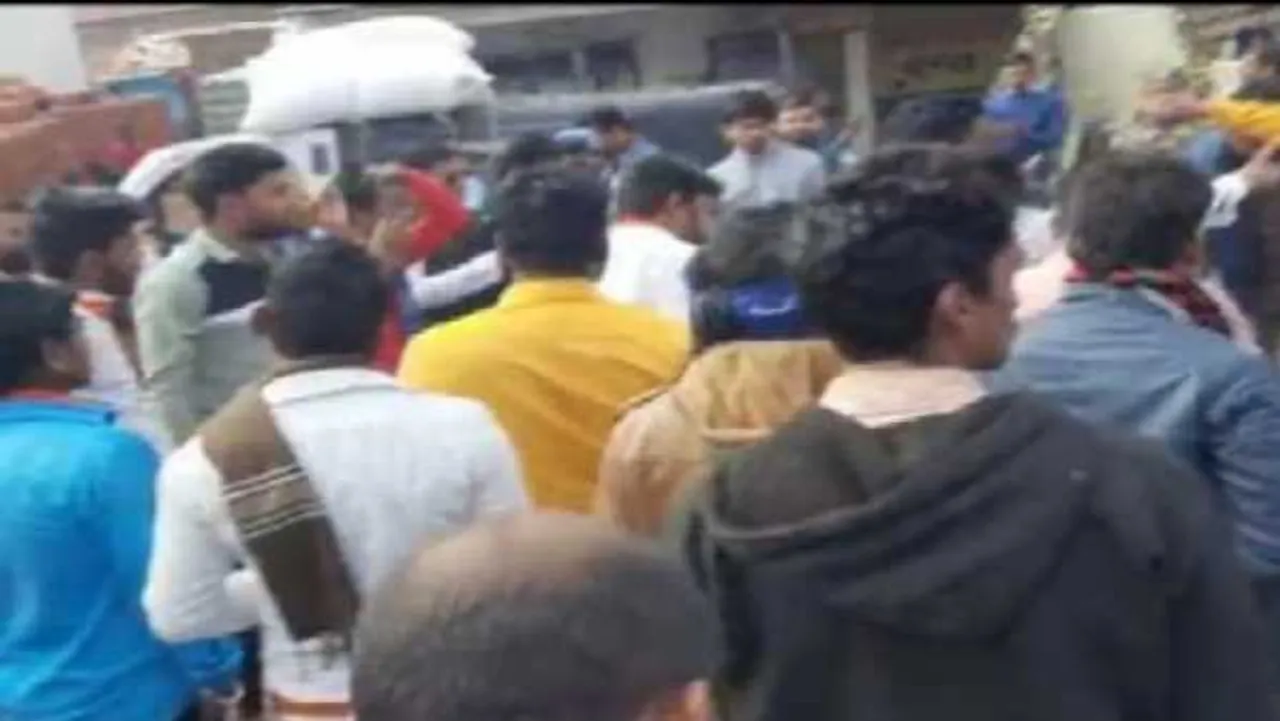छिंदवाड़ा: बीजेपी और कांग्रेस के कार्यकर्ताओं में पथराव, CM के पुतला दहन पर हुआ विवाद
