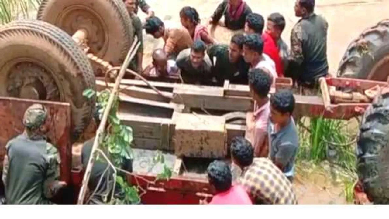 दर्दनाक पल: ट्रैक्टर के नीचे से शव निकालने के दौरान मां की लाश मिली, रोते हुए ड्यूटी निभाई   
