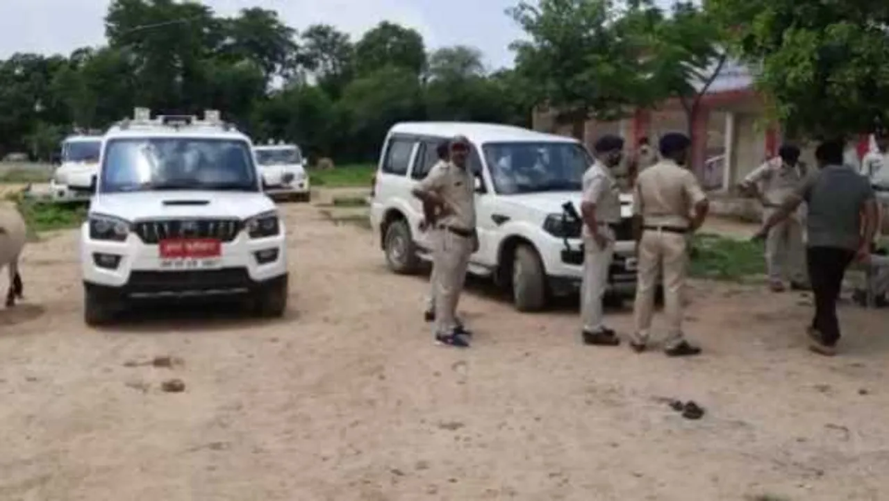 झंडा फहराने पर विवाद: छतरपुर में सचिव के बगैर सरपंच ने ध्वजारोहण किया तो मारपीट
