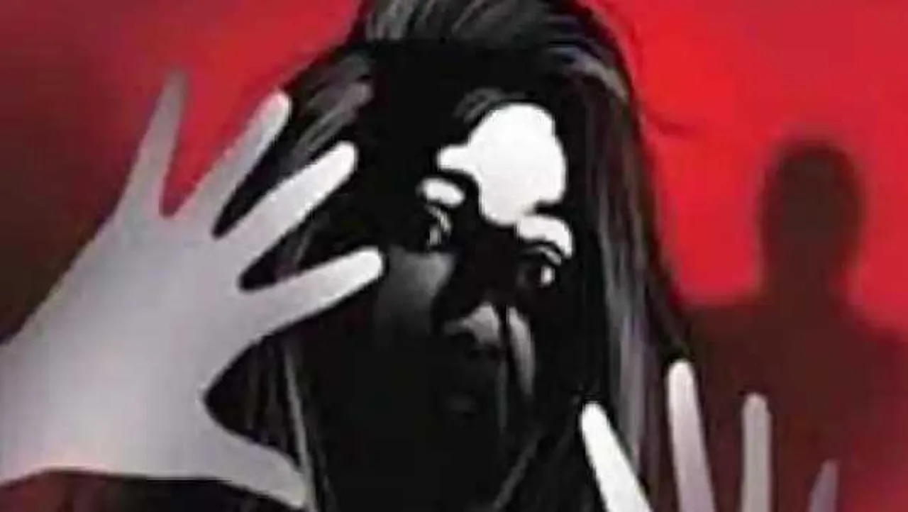धार में बर्बरता: डायन होने के शक में महिला को निर्वस्त्र करके पीटा, भीड़ देखती रही