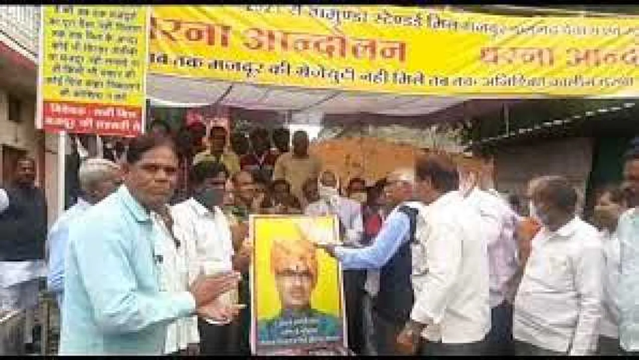 गुहार:​​​​​​​ देवास में मजदूरों ने क्यों उतारी CM शिवराज की तस्वीर की आरती 