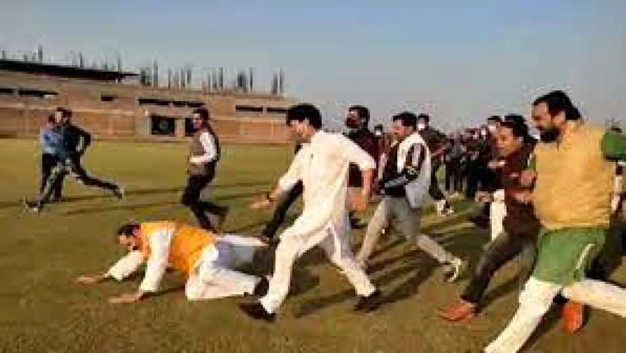 Video: रेस में सिंधिया से आगे निकलने की होड़ में गिरा समर्थक, उठाने की बजाय 'महाराज' ने किया ये