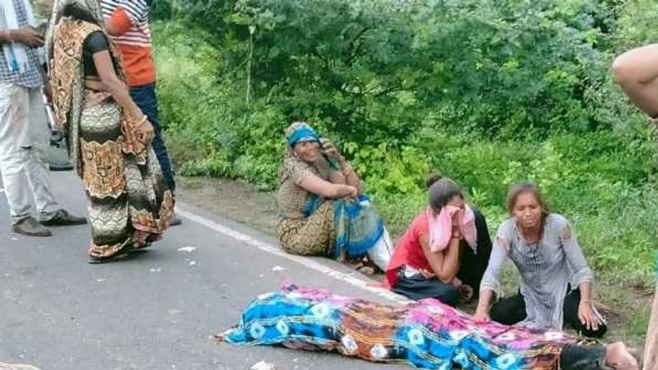 धार में सड़क हादसा:  ट्रक ने ओवरलोड पिकअप वाहन को मारी टक्कर; 4 की मौत, 5 घायल