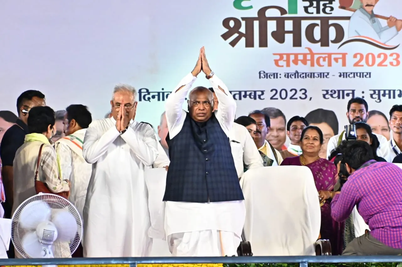 बलौदाबाजार में कांग्रेस के राष्ट्रीय अध्यक्ष की विनती, कहा- संविधान बचाना है तो हाथ के निशान के सामने बटन दबाओ, सिर्फ जुमला है बीजेपी की बातें