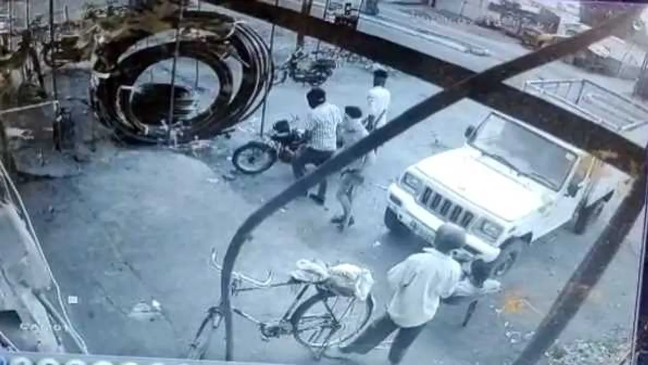 छतरपुर में थाने के पास गुंडों का आतंक: नकाबपोश बदमाशों ने व्यापारी और पिता पर किया जानलेवा हमला
