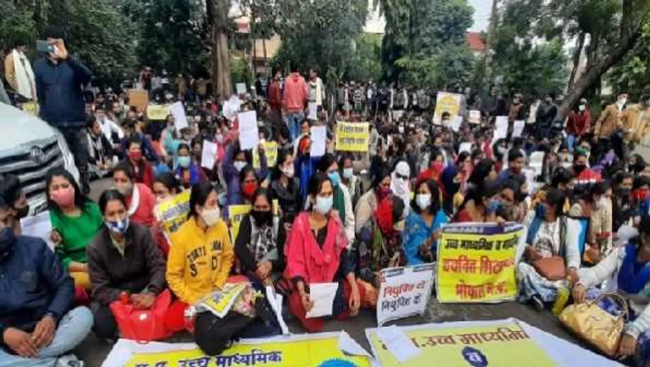चयनित शिक्षकों पर कार्रवाई: BJP कार्यालय के बाहर प्रदर्शन करने वाले शिक्षकों पर FIR
