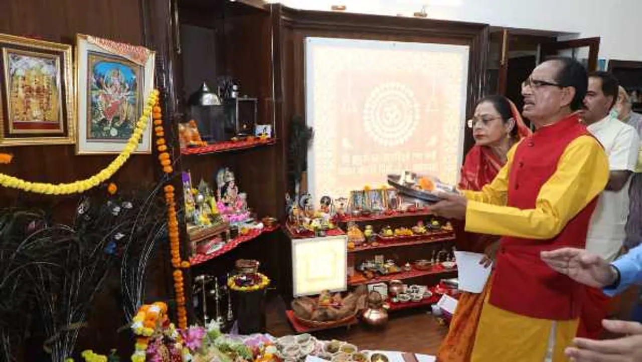 खजाने के लिए शिवराज की प्रार्थना: बोले- मैय्या कहीं से 4400 करोड़ की भरपाई करवा देना