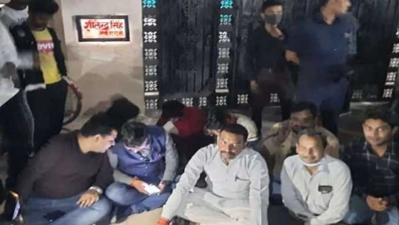 MLA बनाम DM: छतरपुर कलेक्टर, BJP विधायक से नहीं मिले; बंगले के गेट पर दिया धरना