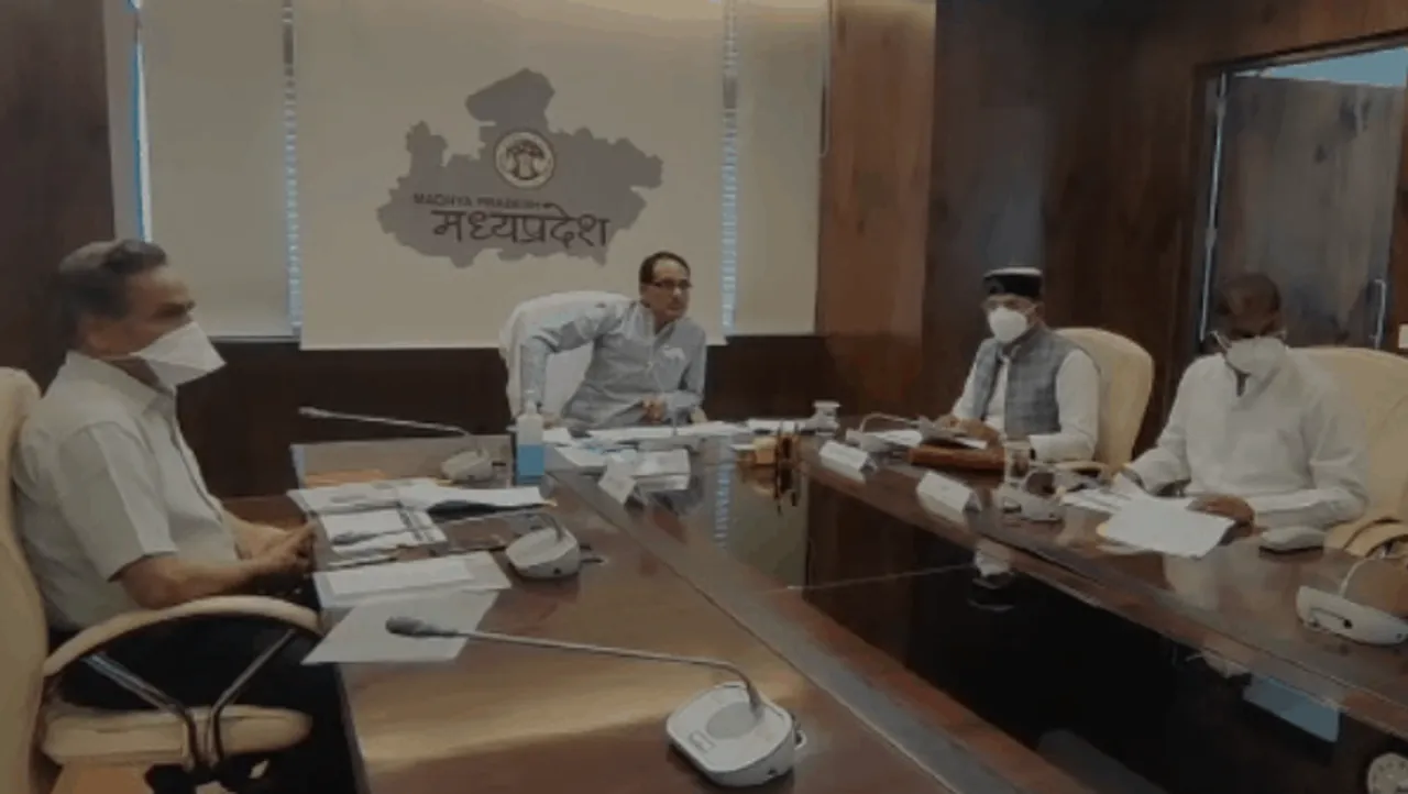 शिवराज की बैठक: 1 जुलाई से स्कूल नहीं खुलेंगे, शहर की दुकानों से टोकन से सामान मिलेगा
