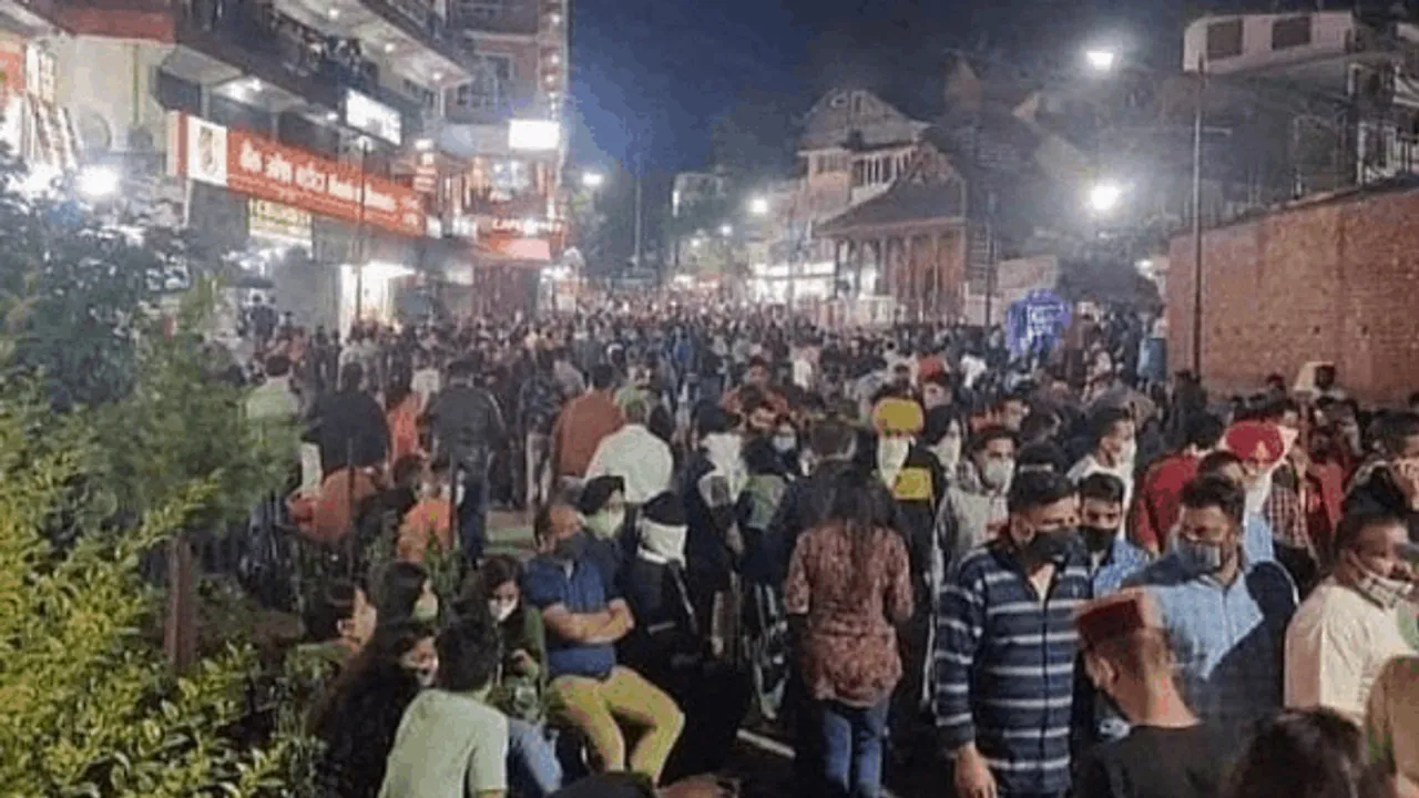 कोरोना काल: स्वास्थ्य मंत्रालय ने दिखाई पर्यटन स्थल में भीड़ की तस्वीरें, दी चेतावनी