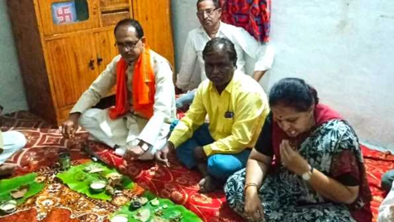 बैंडवाले के घर शिवराज: रात रुके, खाना खाया; सुबह  खाट पर बैठकर शेव की और चौपाल लगाई 