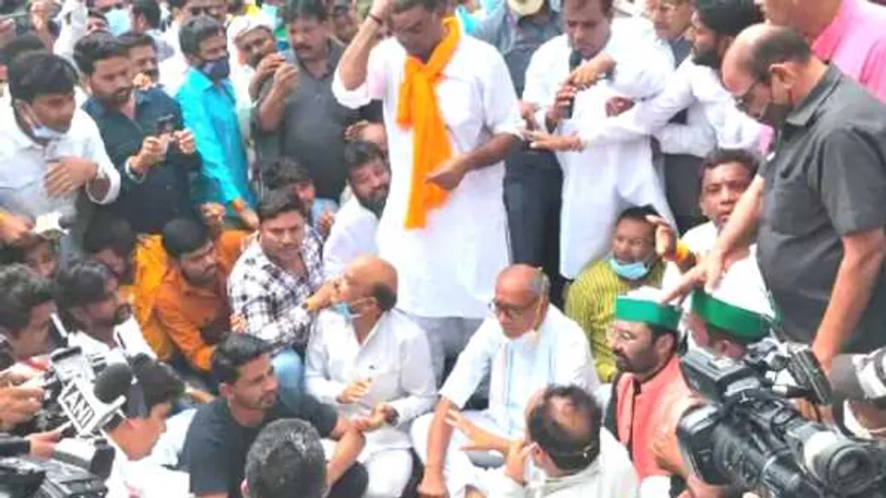 भारत बंद: भोपाल की करोंद मंडी पर कांग्रेस कार्यकर्ताओं का विरोध, दिग्विजय भी धरने पर बैठें