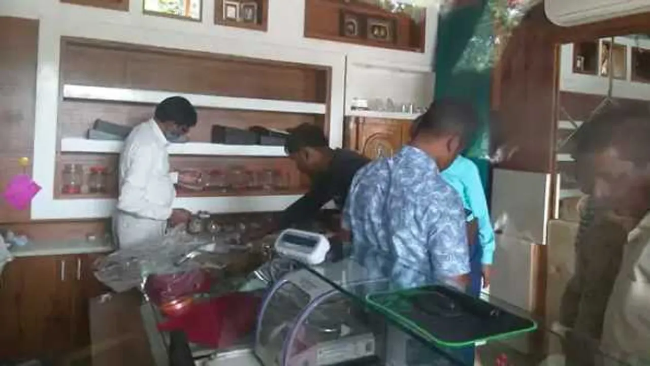 छत्तीसगढ़: चोर थाने से कुछ मीटर दूर थे, 4 घंटे तक कटर से दीवार काटी, 50 लाख के गहने लेकर चंपत