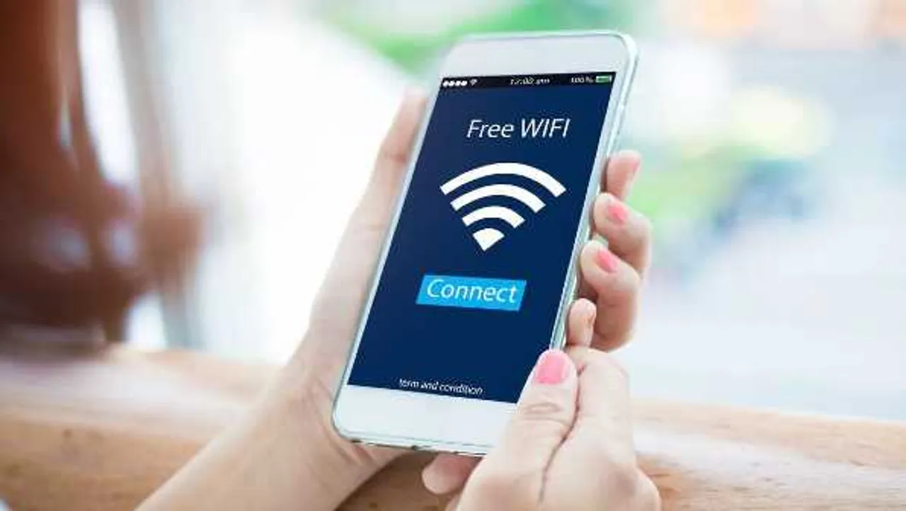 Smartphone Tips: फ्री Wi-Fi हैकर्स का निशाना बना सकता है, बचने के लिए अपनाएं ये टिप्स 