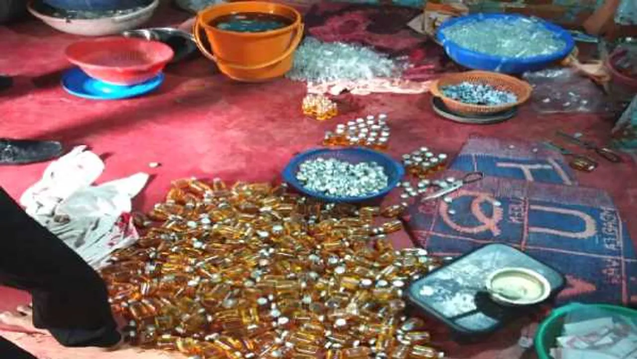 ये पॉइजन है: जबलपुर में फिटकरी, एसेंस डालकर नकली शहद बना रहे,  4 महिलाएं पकड़ीं