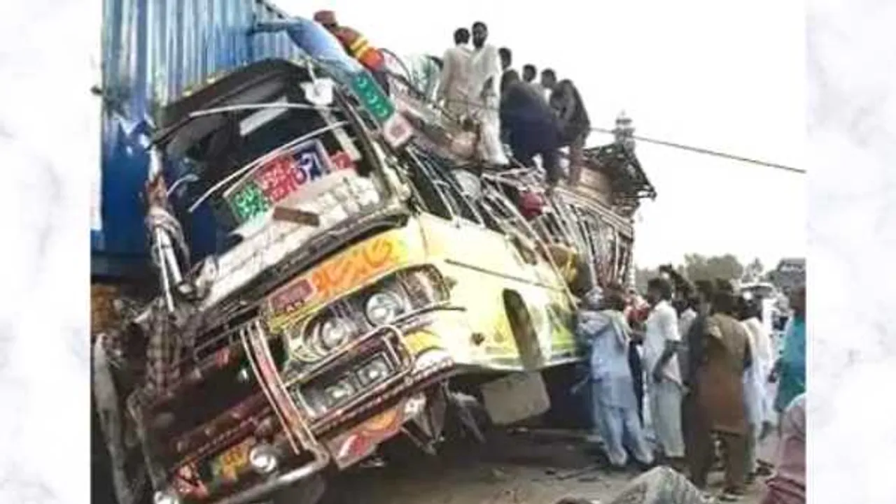 पाकिस्तान में भीषण बस हादसा: 30 लोगों की मौत, 40 घायल, ईद के लिए घर जा रहे थे