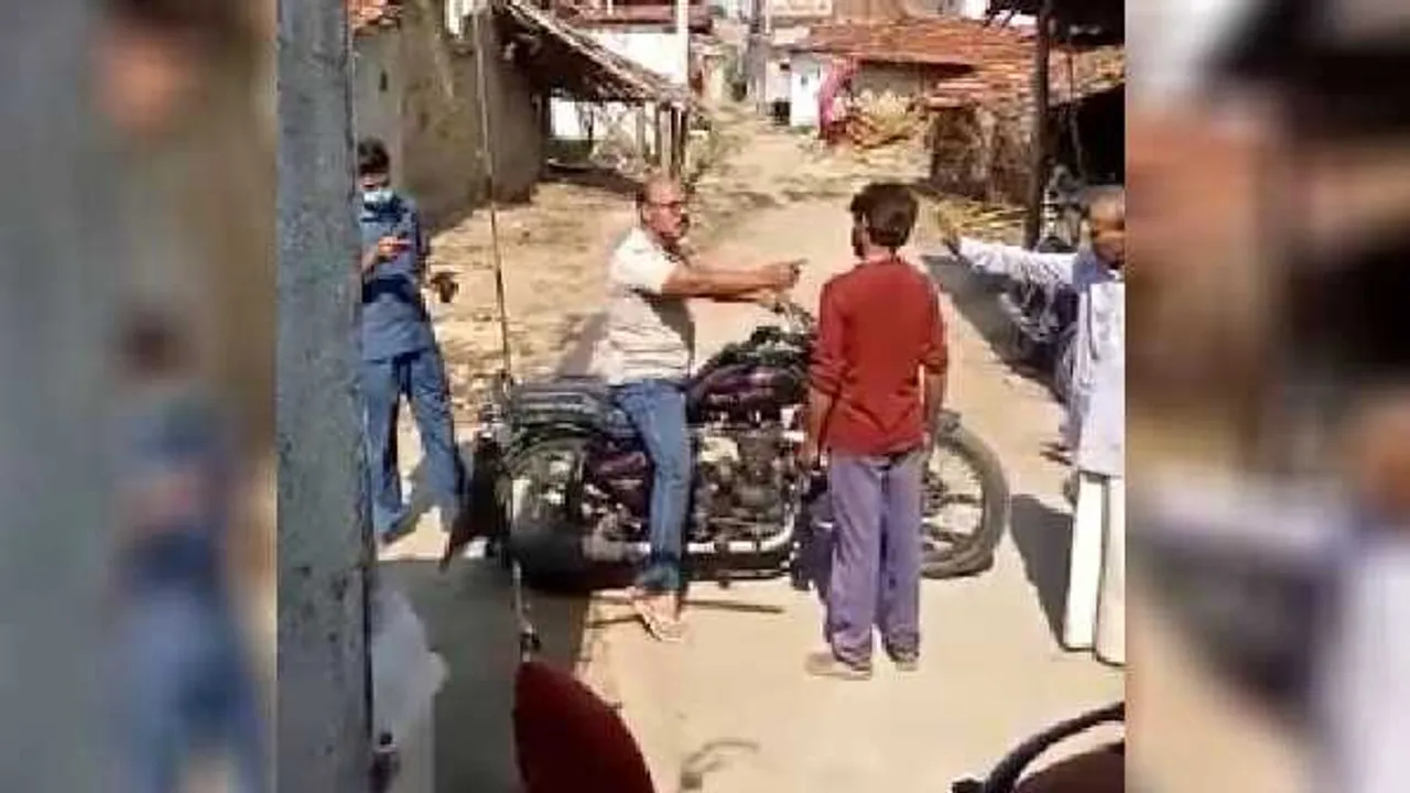 हेड कॉन्स्टेबल के बिगड़े बोल: कहा- मेरी मर्जी से बेचता है तू दारू, वीडियो वायरल