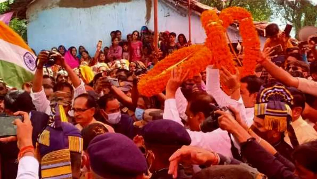 सतना: कश्मीर में शहीद हुए कर्णवीर पंचतत्व में विलीन, शिवराज भी गांव पहुंचे